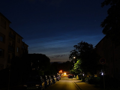 Abb. 3: NLC-Feld, aufgenommen am 03.07.2021 um 03:50 MESZ (Sonnenstand -10.5°) in Oberursel. Bei dem hellen Stern handelt es sich um Kapella, die 19° hoch bei Azimut 38° steht.