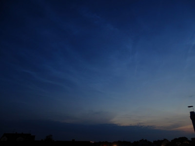 Abb. 2: NLC-Feld, aufgenommen am 25.06.2021 um 22:50 MESZ (Sonnenstand -8.0°) in Swisttal.