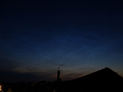 Abb. 3: NLC-Feld, aufgenommen am 25.06.2021 um 23:07 MESZ (Sonnenstand -9.1°) in Swisttal.