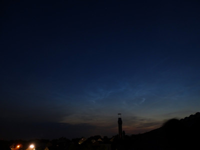 Abb. 4: NLC-Feld, aufgenommen am 25.06.2021 um 23:15 MESZ (Sonnenstand -9.8°) in Swisttal.