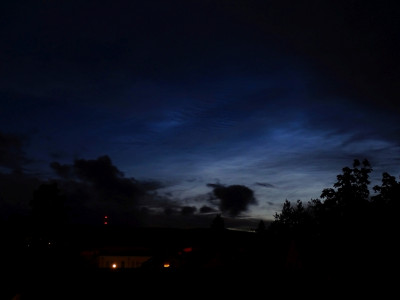 Abb. 2: NLC-Feld über dem Taunus, aufgenommen in Oberursel am 04.07.2021 um 23:08 MESZ (Sonnenstand -10.5°)