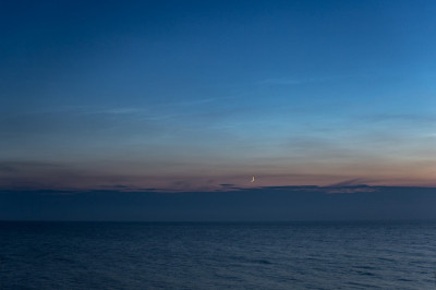 12.07.2021, 22:52 MESZ - Leuchtende Nachtwolken (Helligkeit 1) im Umfeld der untergehenden Mondsichel (50mm, KB)