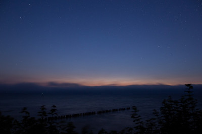 13.07.2021, 01:59 MESZ - Leuchtende Nachtwolken (Helligkeit 1), letztmöglicher Nachweis hinter dem aufziehenden Hochnebel (24mm, KB)