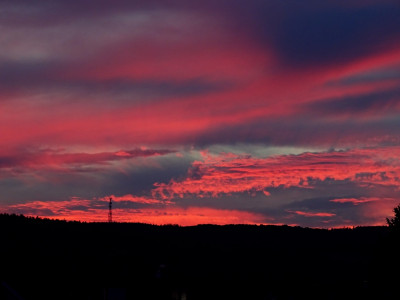 Abendrot über dem Taunus; Oberursel, 29.09.2021, 21:29 MESZ