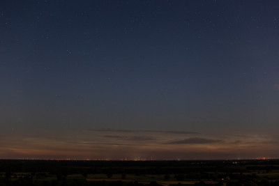 31.07.2021, 03:31 MESZ - Ausgedehnte Leuchtende Nachtwolken (H1) während der astronomischen Dämmerung (50mm, KB)