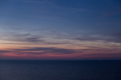 11.07.2021, 23:40 MESZ - Leuchtende Nachtwolken im Abendsektor, Helligkeit 2 in nordöstlicher Richtung (50mm, KB)