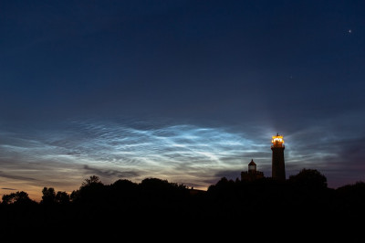 12.07.2021, 02:36 MESZ - NLC-Morgendisplay mit -mittlerweile- flächiger Helligkeit 4, in Spitzen Helligkeit 5 (50mm, KB)