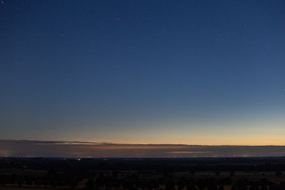 02.08.2021, 04:01 MESZ - Fotografische Leuchtende Nachtwolken, kurz vor ihrem vollständigen Nachweisbarkeitsende (50mm, KB)