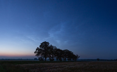 02.07.2021, 23:08 MESZ: Leuchtende Nachtwolken zum Zeitpunkt der deutlichsten Sichtbarkeit (Helligkeit 3) (24mm, KB)