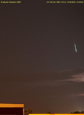 Zeit = UT! Ausschnitt, nicht verkleinert; erhellte Wolke vom Wetterleuchten