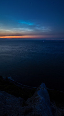 13.07.2021, 23:24 MESZ - Vertikales Panorama (6x 24mm, KB) der Szenerie vor Ort, Kreidefelsen-Abgrund samt nördlicher NLCs (Helligkeit 2-3)