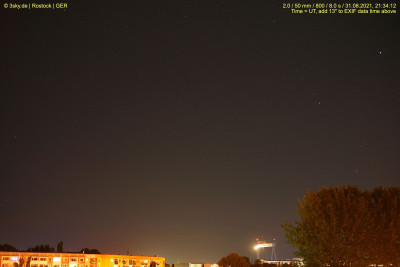 Capella rechts oben, Meteor taucht in Wolken ein.