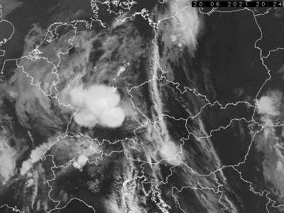 Abb. 2: Satellitenbild (Infrarot) von NOAA 18 vom 20.06.2021, 22.24 MESZ.<br />Bildquelle: Czech Hydrometeorological Institute, lizenziert unter https://creativecommons.org/licenses/by-nc-nd/3.0/cz/deed.de