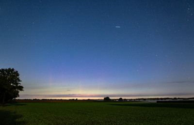 17092021-221026.jpg (107.6 KiB) 5183 mal betrachtet 17.09.2021, 22:10 MESZ: Wenig später, fotografisch deutliche Beamer (24mm, KB, leicht zugeschnitten; ISO 5000, f/1.8, 3 Sek. + Hoya Red Enhancer)