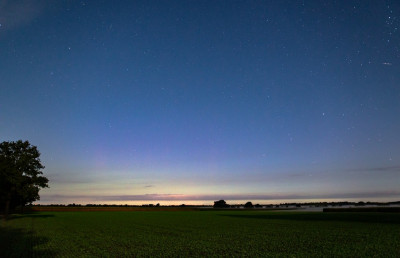 17.09.2021, 22:11 MESZ: Die Beamer wurden wieder schwächer (24mm, KB, leicht zugeschnitten; ISO 5000, f/1.8, 3 Sek. + Hoya Red Enhancer)