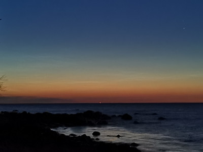 08.07.2021, 00:11 MESZ: Blickrichtung Norden, Leuchtende Nachtwolken mit Helligkeit 2, Sonnenstand bei -12,0° (Schnelles Belegfoto via Huawei P30 Pro)