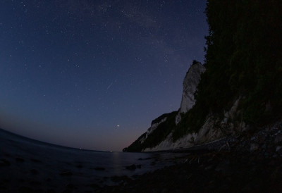 08.07.2021, 01:14 MESZ, zu späterem Zeitpunkt in der Nacht: Blickrichtung Südosten, u.a. aufsteigender Jupiter mit Spiegelung über der Ostsee, sowie die Milchstraße im Zenit über dem Königsstuhl (12mm, KB, leicht zugeschnitten)