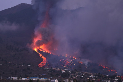 Krater und Lavastrom am Abend des 19.9., wenige Stunden nach der Eruption.