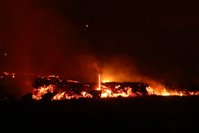 Lava im Industriegebiet: der vertikale Strich ist eine brennende(!) Straßenlampe.