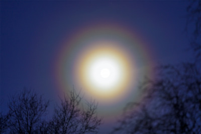 Komposit aus zwei Aufnahmen mit Hervorhebung der wahren Mondgröße<br />Brennweite 200 mm