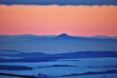 Milleschauer mit Riesengebirge dahinter