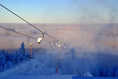 Mein grüßendes Brockengespenst im Schneekanonenstaub