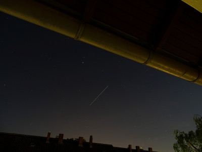 Überflug der ISS am 15.05.2022 um 03:26 MESZ. Der helle Stern links oberhalb der ISS ist Atair (Sternbild Adler).