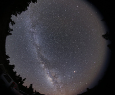 Fish-eye-Aufnahme mit 8mm und EOD 6D während der Totalität. Sieht aus wie ein mondloser La-Palma-Himmel, wenn da nur der rote Fleck in der Waage nicht wäre!