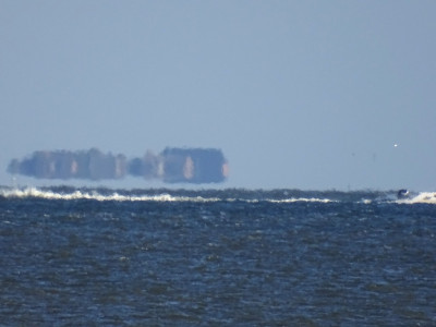 Fliegende Insel.<br />Aufgenommen am 03.06.2022, 19:09 MESZ, auf der Südseite von Föhr am Strand von Nieblum.