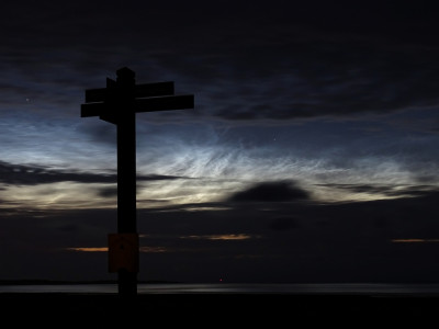 Abb. 1: NLC-Display über Amrum. Aufgenommen in der Norddorfer Marsch am 15.06.2022 um 02:02 MESZ. Sonne 11.7° unter dem Horizont.