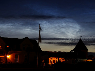 Abb. 5: NLC-Display über Amrum. Aufgenommen in der Norddorfer Ortsmitte am 15.06.2022 um 02:55 MESZ.<br />Sonne 9.8° unter dem Horizont.