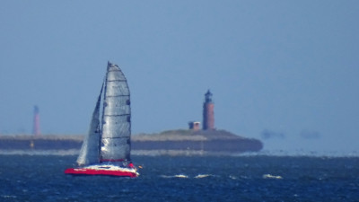 Leuchttürme<br />Aufgenommen am 03.06.2022, 18:33 MESZ, am Strand von Nieblum (Föhr).<br />Rechts der Leuchtturm auf Langeness, links der viel weiter entfernte auf Pellworm, der von der Refraktion emporgehoben wird.