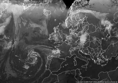 Abb. 1: Satellitenbild (Infrarot) vom 01.06.2022, 00:00 UTC (= 02.00 MESZ).<br />Quelle: https://wetterzentrale.de/, lizenziert unter https://creativecommons.org/licenses/by-nc/4.0/ .