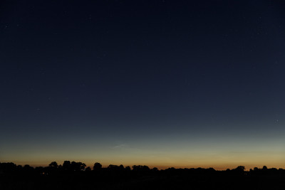 Aufnahmezeit: 0:21 Uhr MESZ<br />41 mm Brennweite<br />Über den Dunst reichten die NLC bis auf 5° Höhe in Richtung 330°. Die Helligkeit war im Grunde nur fotografisch.<br />Im Dunst lassen sich noch weitere NLC erahnen.