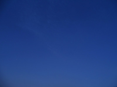 Abb. 6: 04:26 MESZ (Sonne 7.4° unter dem Horizont).<br />Saturn (unten links im Bild) ,der bei Az. 182° fast genau im Süden steht, wird von den NLCs nicht erfasst.