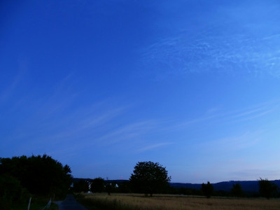 Abb. 9: 04:30 MESZ (Sonne 7.0° unter dem Horizont).<br />Die netzartigen Strukturen im nordwestlichen Abschnitt des NLC-Feldes kontrastieren mit den langezogenen Zirren, welche von Westen hereinziehen.