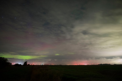 18:28 UTC - erst bei der Durchsicht am PC entdeckt: sehr hohe Beamer im NW hinter den Wolken