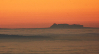Hochwiesenberg mit herausgespiegelter Schneekoppe (links)