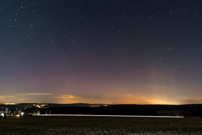 Mehrere Lichtsäulen von Waldsassen mit beginnendem Polarlicht