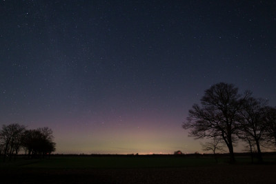 26.02.2023, 21:40 MEZ (24mm, KB; ISO 4000, f/1.8, 4 Sek. + Hoya Red Enhancer)