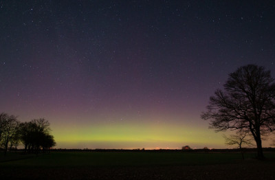 26.02.2023, 22:02 MEZ (24mm, KB; ISO 4000, f/1.8, 4 Sek. + Hoya Red Enhancer)