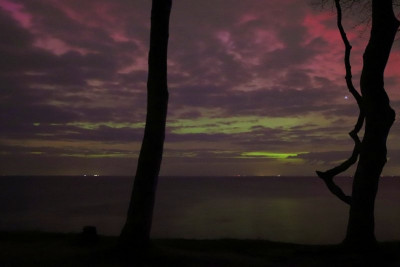 20:50 UTC Substorm, Wolken werden mehr, horizontnah deutlich visuell in den Lücken