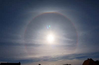 22°-Ring, beide Nebensonnen, oberer Berührungsbogen und Horizontalkreis (16:49 MESZ)