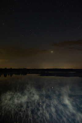 12.05.2023, 22:40 MESZ: Venus und Mars im Sternbild Zwillinge, zu meinen Füßen illuminierter Seerauch (24mm, KB, Zuschnitt)