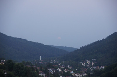 21:46 MESZ der Vollmond im Aufgang als Halbmond