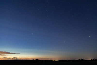 Bild von 02:47:45 MESZ mit 24 mm. Blickrichtung Nordost. Zwei Bänder aus Rauchschlieren: horizontnah und in der Bildmitte.