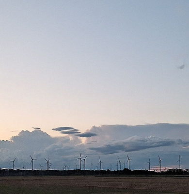 Aclen über Windräder.jpg