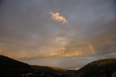 Bild 5: 20:48 MESZ: Regenbogen mit "Wolkenvorhang"