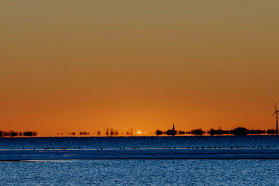 Ich habe in das Bild 4652-36 (auch Bild 4650, nur bekomme es nicht hochgeladen) die Kontrastkurve und die Farbtemperatur überarbeitet. Irgendetwas, ob das der &quot;grüne Blitz&quot; ist weiß ich nicht. Mehr ist mit meinem Programm nicht machbar. Die einzelnen Farben habe ich nicht angerührt.<br />(komme nicht mit den Reihenfolgen klar, sorry)