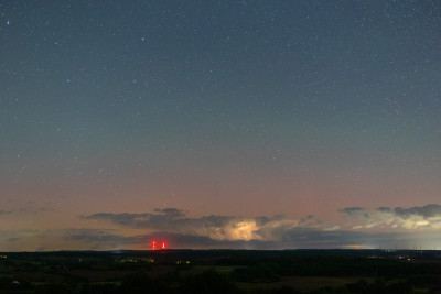 Diffuses rot und schwacher Strahl rechts um 23:36:45 MESZ
